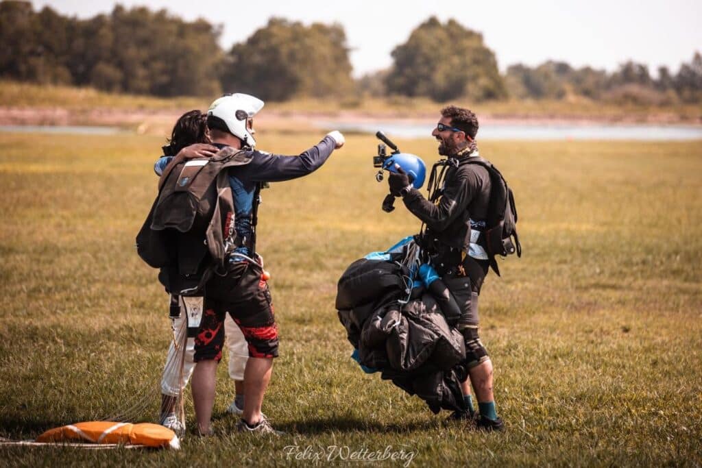 Skydiving Jumpsuit: Experience Skydiving Safely with Standard Equipment